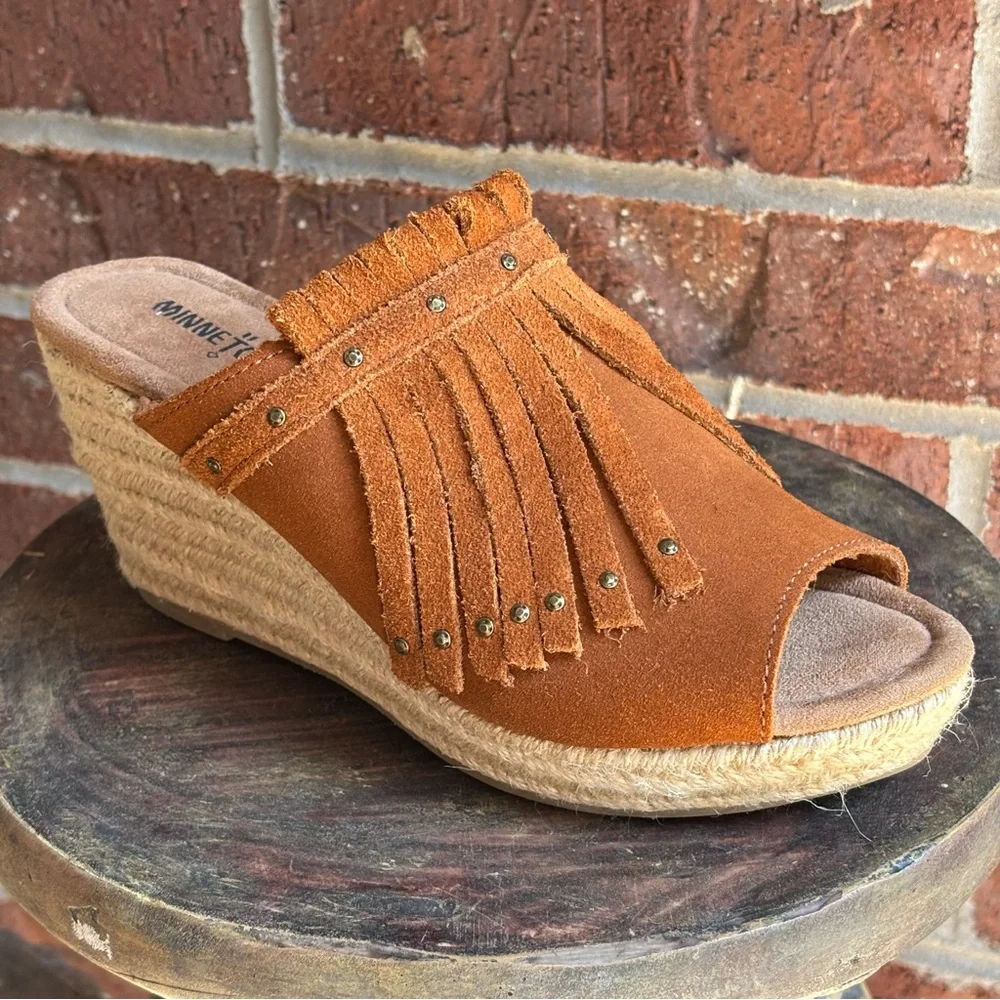 New Minnetonka Quinn Rust Suede Fringe Jute Wedge Sandals Peep Toe Mule Size 8